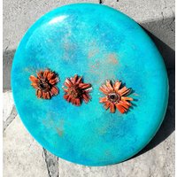 Orangefarbige Resin Blumen Auf Runder Petrolfarbener Leinwand von artsbyaubs