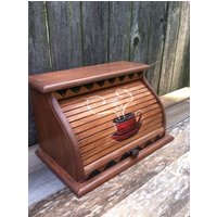 Brotkasten Aus Holz Mit Lasur Und Roter Kaffeetasse Handbemalt Aufsteigendem Weißem Dampf, Der Den Schriftzug Kaffee Offenbart von artworksbycarol