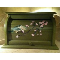 Brotkasten Grün Mit Handgemaltem Vogel Auf Rosa Apfelblütenzweig Sitzend An Rolltür Kann Als Ladestation Dienen Brotkasten Grün Mit Handgemaltem Vogel Auf Rosa Apfelblütenzweig Sitzend An Rolltür Kann Als Ladestation Dienen von artworksbycarol