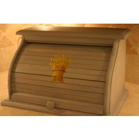Brotkasten Handarbeit, Zart Grau Mit Gold Farben Auf Der Vorderseite Bemalt Brotkasten Handarbeit, Zart Grau Mit Gold Farben Auf Der Vorderseite Bemalt von artworksbycarol