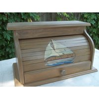 Brotkasten Mit Segelboot Handbemalt Auf Der Rolltür Einer Glasur Darüber Brotkasten Mit Segelboot Handbemalt Auf Der Rolltür Einer Glasur Darüber von artworksbycarol