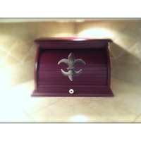 Fluer De Lis Brotkasten in Tiefer Violetter Farbe Handbemalt Im New Orleans Stil Fluer De Lis Brotkasten in Tiefer Violetter Farbe Handbemalt Im New Orleans Stil von artworksbycarol