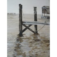 Gemälde Von Einem Pier Mit Verwitterten Holzbrettern, Seilen Und Winzigen Seevogel, Der Das Wasser Im Licht Reflektiert Gemälde Von Einem Pier Mit Verwitterten Holzbrettern, Seilen Und Winzigen Seevogel, Der Das Wasser Im Licht Reflektiert von artworksbycarol