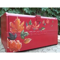 Rote Brotkasten Mit Handbemalten Herbstblättern, Die Im Wind Auf Und Über Den Kasten Wehen von artworksbycarol