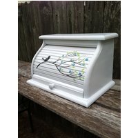 Weiß Brotkasten Mit Vogel Sillouette Sitzen Auf Zweig Der Bunte Blüten Von Blau Und Gelb Grün Anpassbar Weiß Brotkasten Mit Vogel Sillouette Sitzen Auf Zweig Der Bunte Blüten Von Blau Und Gelb Grün Anpassbar von artworksbycarol