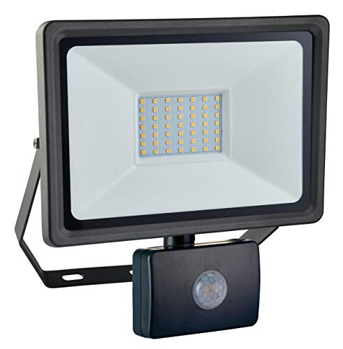 as - Schwabe Chip-LED Arbeitsleuchte mit Bewegungsmelder – 50 W Baustrahler mit Halterung – LED Spot geeignet als Arbeitslicht – LED Leuchte für die Außenbeleuchtung – IP65 – Schwarz I 46335 von as - Schwabe