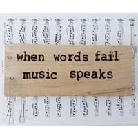 "Holzverbranntes Musik Zitat Zeichen Altholz, Musiker Geschenk." "Holzverbranntes Musik Zitat Zeichen Altholz, Musiker Geschenk." von asisdesignsshop