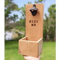 Personalisierter Altholz-Bierflaschenöffner Mit Cap Catcher Personalisierter Altholz-Bierflaschenöffner Mit Cap Catcher von asisdesignsshop