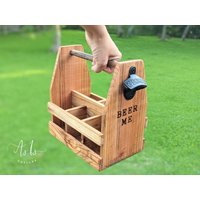 Personalisierter Biercaddy Rustikaler Altholz-Getränkehalter Personalisierter Biercaddy Rustikaler Altholz-Getränkehalter von asisdesignsshop