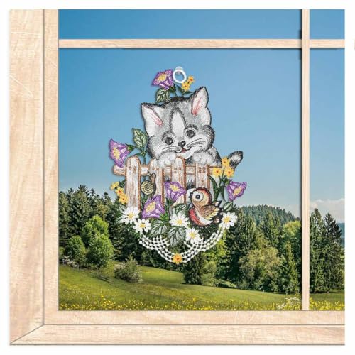atelier alles-Spitze Fensterbild Kätzchen am Zaun | Hochwertig gestickte Fensterdekoration aus Vogtländischer Luft-Spitze | Breite x Höhe: 20 x 29 cm von atelier alles-Spitze