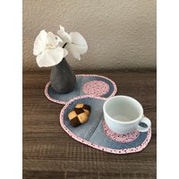 Mug Rug, Kleines Platzdeckchen, Tischset, Untersetzer Für Kaffeetasse, Kaffeedeckchen, 2 Teiliges Set Mug Rug, Kleines Platzdeckchen, Tischset, Untersetzer Für Kaffeetasse, Kaffeedeckchen, 2 Teiliges Set von atelieranikoe