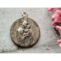 Seltene Alte Religiöse Medaille Der Jungfrau Maria Skapulier Und Jesus Christus in Silberfarbe Seltene Alte Religiöse Medaille Der Jungfrau Maria Skapulier Und Jesus Christus in Silberfarbe von atelierdemadamerose