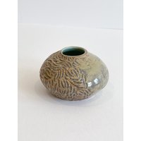 Kleine Steinzeug Glasierte Geschnitzte Vase von ateliergazellebastan
