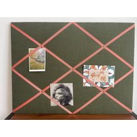 Pêle-Mêle „En Vert" - Handgemachtes Memoboard Mit Grünem Stoff Und Ripsbändern, Wanddeko Pêle-Mêle „En Vert" - Handgemachtes Memoboard Mit Grünem Stoff Und Ripsbändern, Wanddeko von atelierpaulinette