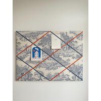 Pêle-Mêle „Toile De Jouy Blau" - Handgemachtes Memoboard Mit Blauem Toile Jouy-Motiv Und Taftbändern, Wanddeko Pêle-Mêle „Toile De Jouy Blau" - Handgemachtes Memoboard Mit Blauem Toile Jouy-Motiv Und Taftbändern, Wanddeko von atelierpaulinette