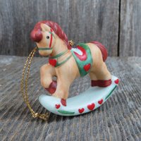 Schaukelpferd Keramik Ornament Russ Vintage Pony Bisque Rot Grün Herzen Taiwan von atgrandmastable