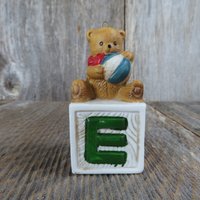 Vintage Bär Mit Kugel Sitzender Alphabet Block Ornament Rot Schleife Keramik Porzellan Weihnachtshaus Von Lloyd von atgrandmastable