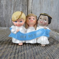 Vintage Engel Singende Ornament Fröhliche Trio Markenzeichen Caroling Joy To You 1989 von atgrandmastable