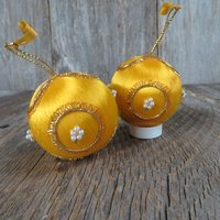 Vintage Gold Getrimmte Satinkugel Ornamente Weihnachten String Band Perlen von atgrandmastable