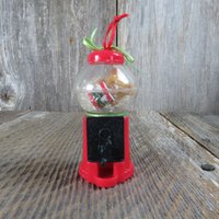 Vintage Gumball Machine Ornament Beflochtener Bär Weihnachtstrommel Kunststoff Taiwan Rot von atgrandmastable