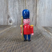 Vintage Holz Spielzeug Soldat Ornament Weihnachten Pistole Gewehr Rot Blau von atgrandmastable