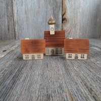 Vintage Holzhaus Kirche Gebäude Weihnachten Dorf Miniatur Naturfarben Gold von atgrandmastable