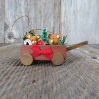 Vintage Holzwagen Mit Teddybären Ornament Holz Weihnachten Rot Pinsel Baum Trompete von atgrandmastable