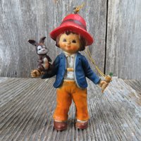 Vintage Junge Mit Hase Ornament Kaninchen Bradford 7412 Karotte Weihnachten Hong Kong 1983 Dorf Figur von atgrandmastable