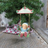 Vintage Junge in Blau Swinging Ornament I'se Swingin Winter Memories Of Yesterday By Enesco 1989 von atgrandmastable