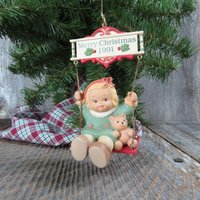 Vintage Mädchen Schwingend Mit Teddybär Ornament Swing With Me Winter Memories Of Yesterday By Enesco 1991 von atgrandmastable