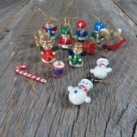 Vintage Miniatur Ornament Set Lot Weihnachten Holz Kunststoff Schneemann Weihnachtsmann Engel Mädchen Teddybär Zug Schaukelpferd von atgrandmastable