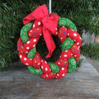 Vintage Stoff Weihnachtskranz Ornament Gedreht Handarbeit Rot Grün Weihnachtsmann Blumen Vintage Stoff Weihnachtskranz Ornament Gedreht Handarbeit Rot Grün Weihnachtsmann Blumen von atgrandmastable
