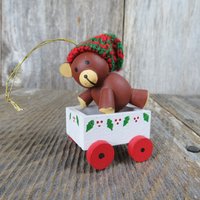 Vintage Teddybär Mit Spielzeugwagen Holz Weihnachtsschmuck Baum Strickmütze von atgrandmastable