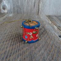 Vintage Trommel Förmige Holz Ornament Blau Rot Instrument Weihnachten Mini Baum von atgrandmastable