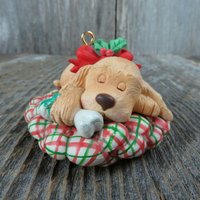 Vintage Welpe Hund Schlafende Weihnachten Ornament Golden Lab Retriever Hundebett von atgrandmastable