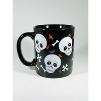 Schwarze Halloween Tasse Totenköpfe Fledermäuse Skelett Knochen von atomickitkatvintage