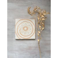 Rustikale Handgefertigte Fliese Mit Einer Imaginären Blume, Der Gravierten Technik, Sofort Lieferbar, Kostenloser Versand Weltweit Rustikale Handgefertigte Fliese Mit Einer Imaginären Blume, Der Gravierten Technik, Sofort Lieferbar, Kostenloser Versand Weltweit von avedouda