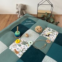 Krabbeldecke Mit Name Personalisierbar Regenwald Petrol Grün Krabbelmatte Spielmatte Patchwork von babrause
