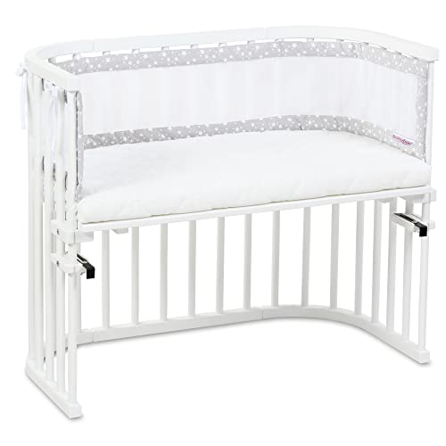 babybay Original Beistellbett mit Matratze Medicott Wave, weiß lackiert, mit Nestchen Mesh-Piqué perlgrau Sterne weiß von babybay