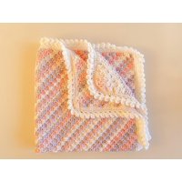 Handgehäkelte Baby-Empfangsdecke | Pastellfarben Rosa, Lila Und Weiß Kinderbett + Kinderwagen von babyknitsbyemmaau