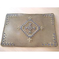 Antikes Kunsthandwerk Aus Messing Gewebter Draht-Mittelstück - Tischset Blau-Weißer Perlenakzent 21 cm L X 30 B von backgatecottage