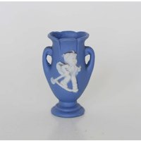 Blaue Jasperware Porzellan Vase Mit Skifahren Junge - Made in Japan von backstashandbygones