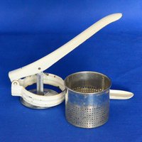 Mid Century Handy Things Weiß Emaillierte Kartoffelpresse - Obst Oder Gemüse Pürieren Retro Küchenwerkzeug -Handy Ludington Michigan Mid Century Handy Things Weiß Emaillierte Kartoffelpresse - Obst Oder Gemüse Pürieren Retro Küchenwerkzeug -Handy Ludington Michigan von backstashandbygones