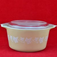 Pyrex Sandelholz Efeu # 473 Tan Oder Beige 1 Qt Auflaufform Mit Klarem Glasdeckel - Weiße Efeuranken Ofengeschirr Hergestellt in Den Usa Mid-Century von backstashandbygones