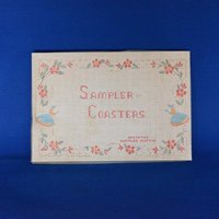 Vintage Kreuzstich Sampler Untersetzer in Original Box - Witzige Papier Christmas Cheer Musical Angles Made Usa von backstashandbygones