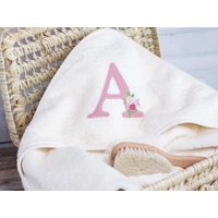 Bio Kapuzenhandtuch "Monogramm" in Creme von bandadimonellide