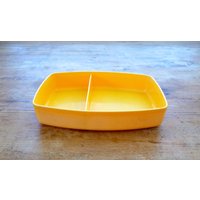 Geteilte Tupperware Schale von basicallyBaca