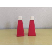 Paar Rote Salz - Und Pfefferstreuer in Form Einer Roten Plastikpyramide von basicallyBaca