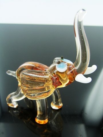 Hellbrauner Elefant aus Glas - Rose Braun - durchsichtige Glasfigur mit Stoßzähnen Dekoration Vitrine Elephant von basticks