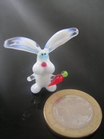 Weißes Kaninchen mit Möhre Mini - Hase mit Möhrchen Weiß Rot - Miniatur Figur aus Glas - Glastier Glasfigur Deko Osterdekoration Frühlingsdekoration Setzkasten Vitrine Osterhase von basticks